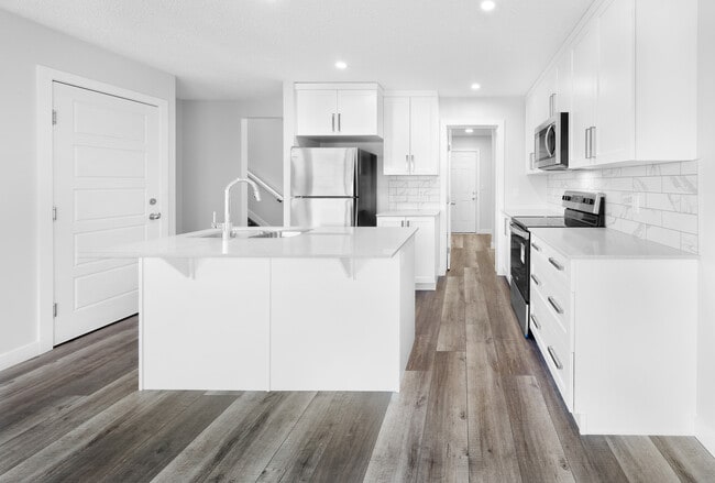 Building Photo - 1380 Erker Cres NW