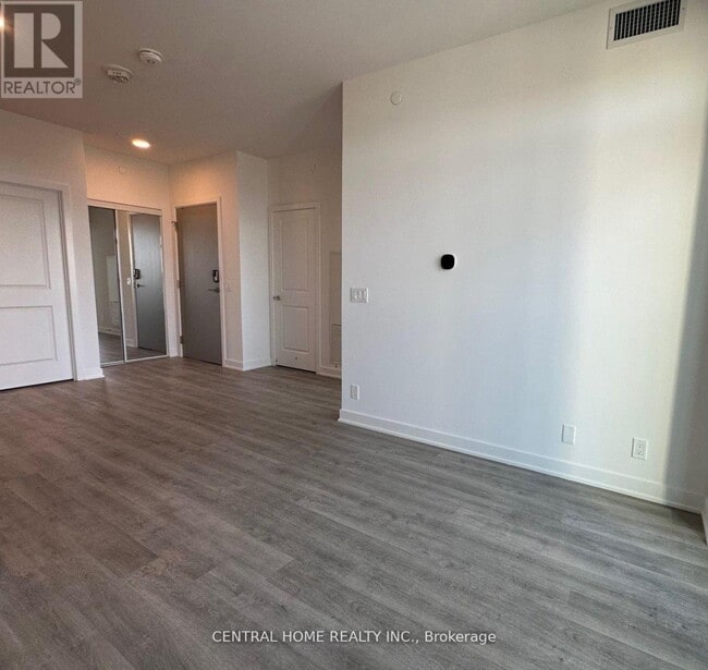 Photo du bâtiment - 50 Upper Mall Wy