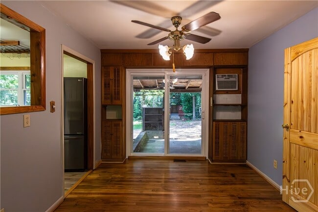 Foto del edificio - 1037 College Station Rd