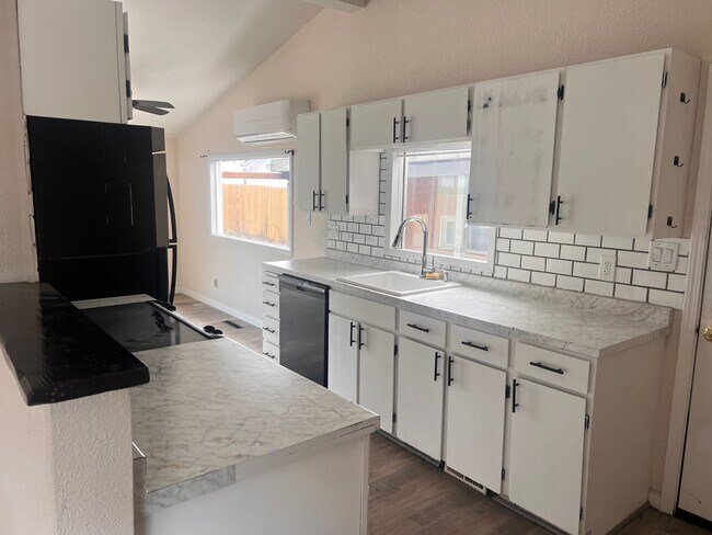 Building Photo - 3 bedroom, 1 Bath home - Rare find with a ...
