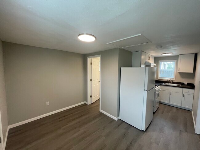 Building Photo - 706 S Forest St