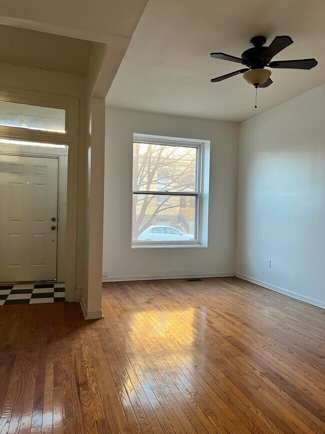 Building Photo - 1832 Green St