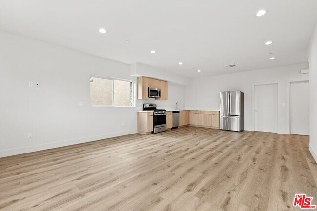 Foto del edificio - 6941 Simpson Ave