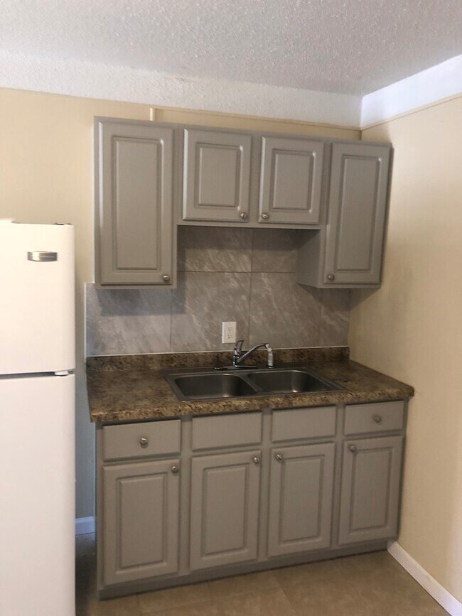 Foto del edificio - Recently Renovated 2 Bedroom 1 Bath Apartm...