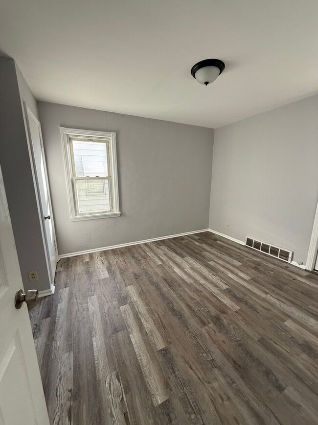 Building Photo - 3bd Single S. Euclid Cash Pay/Section 8