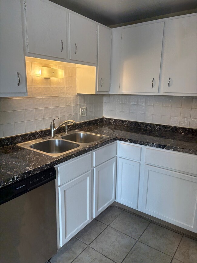 Building Photo - 1460 Fairlane Dr
