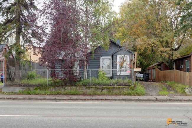 Building Photo - Updated Single Family Home with a Spacious...