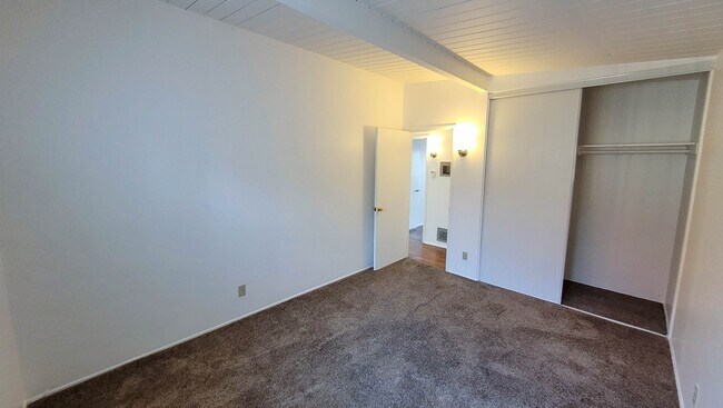 Foto del edificio - 6251 Milton Ave