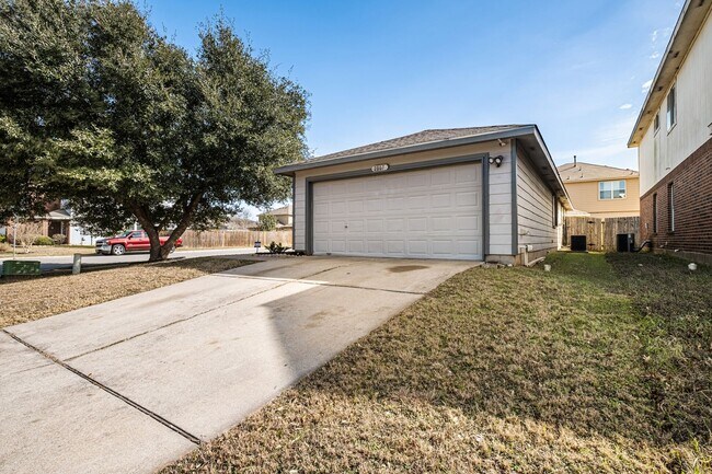 Foto del edificio - 3 Bedroom, 2 Bath, Corner Lot Home Near Te...