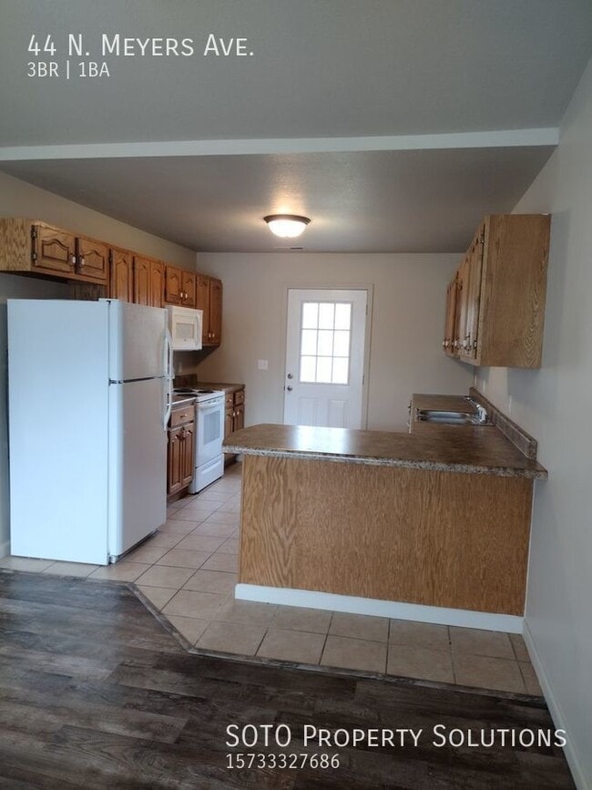 Building Photo - 3BD/1BA Pet Friendly Duplex in Benton