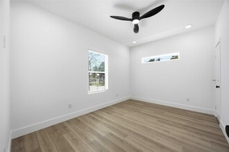 Building Photo - 801 E 32nd 1/2 St