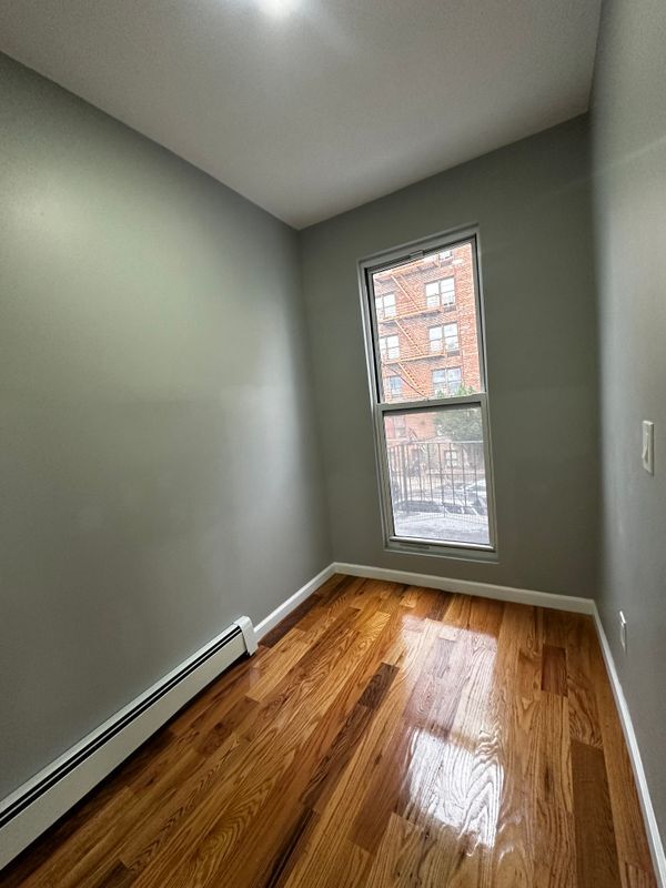 Building Photo - 2673 Bainbridge Ave
