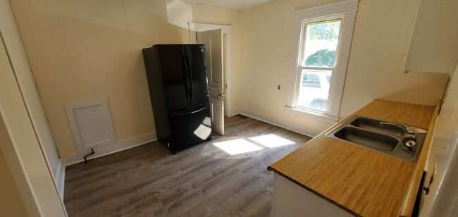 Kitchen - 901 W Chestnut St