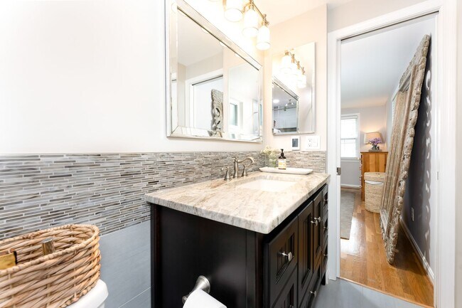 Building Photo - Gorgeous and bright 4BR/2.5 Baths, Beautif...