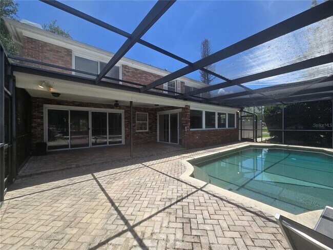Foto del edificio - 300 Cypress Creek Cir