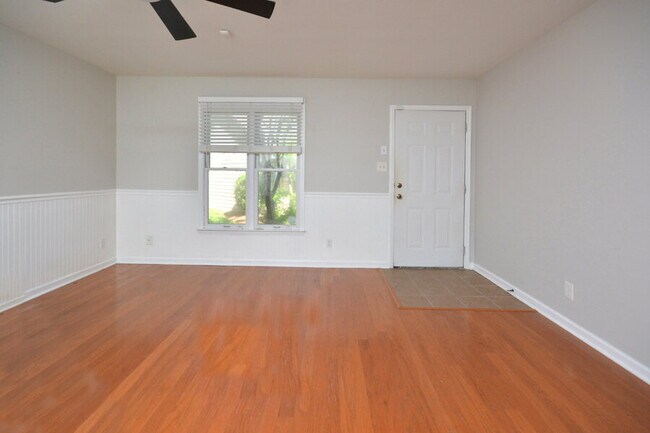 Building Photo - Charming Durham Townhome in Westgate Townes!
