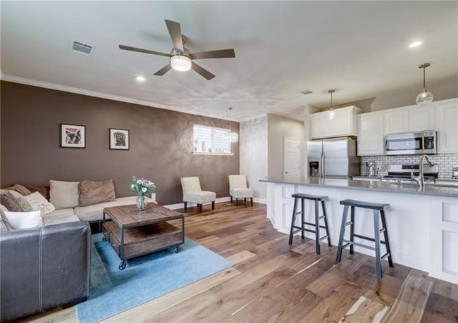 Foto del edificio - 5901 Bolm Rd