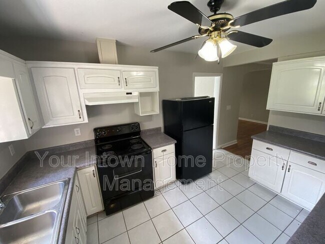 Foto del edificio - 1402 Christmas Ln NE