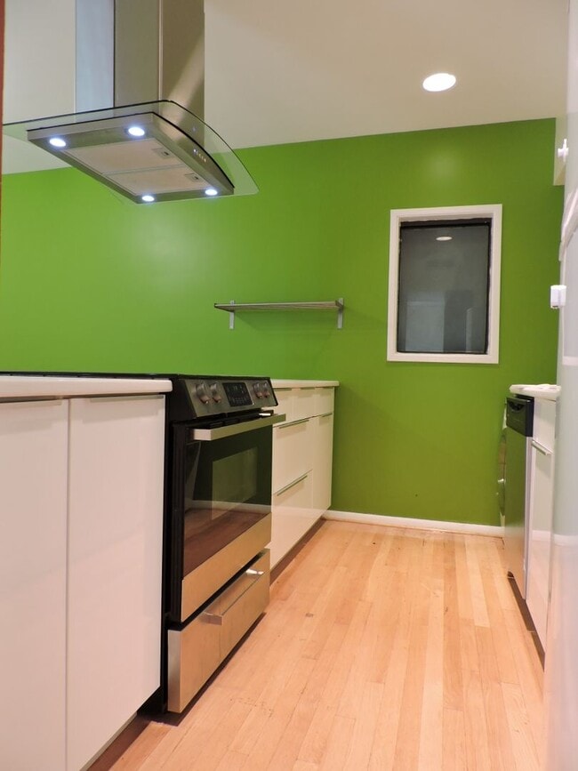 Photo - Spacious 2BR 2BA with Fireplace, Roof deck... Apartment