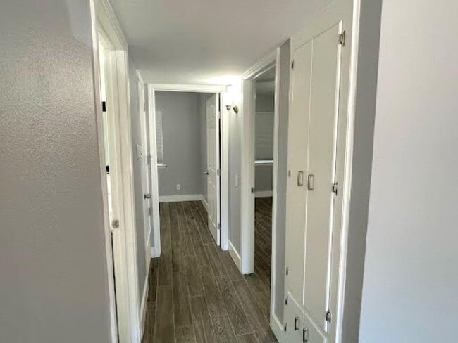 Building Photo - 2504 Manor Cir