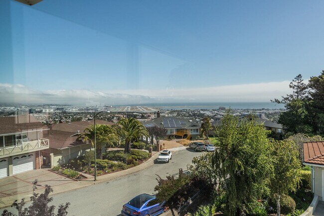 Foto del edificio - Updated 4 Bed / 2.5 Ba Home in Millbrae Mi...