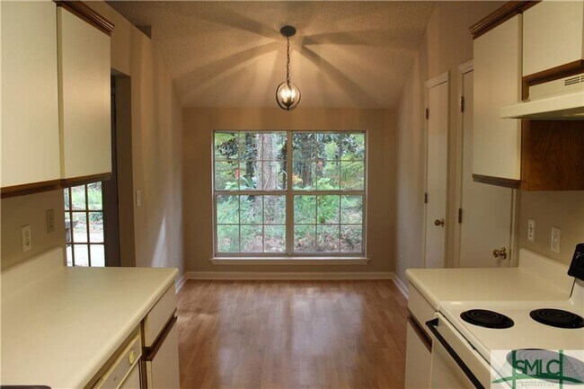 Foto del edificio - 3 bed 2 Bath Richmond Hill