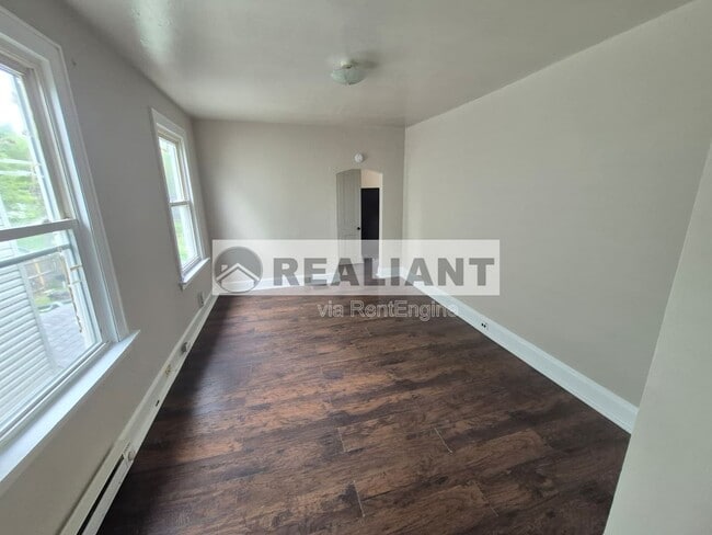 Building Photo - 215 Elm St
