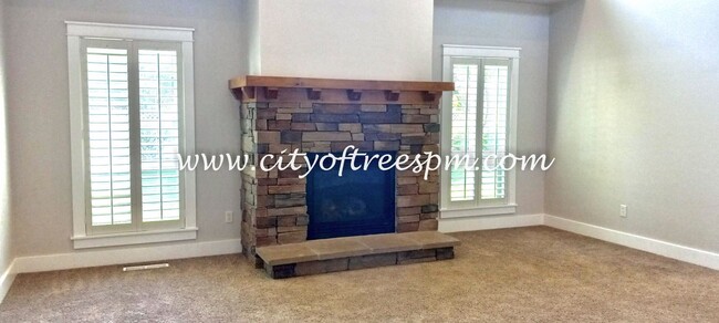 Building Photo - Beautiful 5 bed 2 1/2 bath home located in...