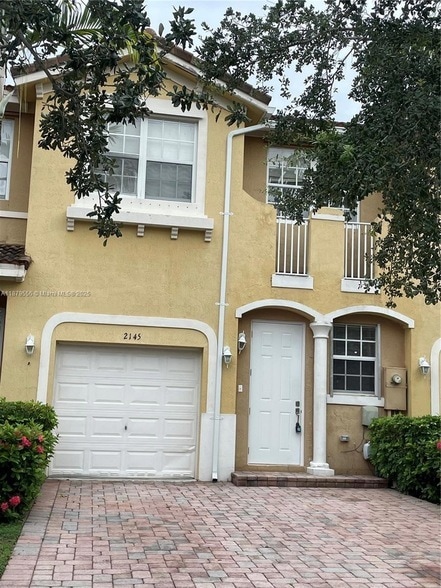Foto principal - 2145 NE 7th St