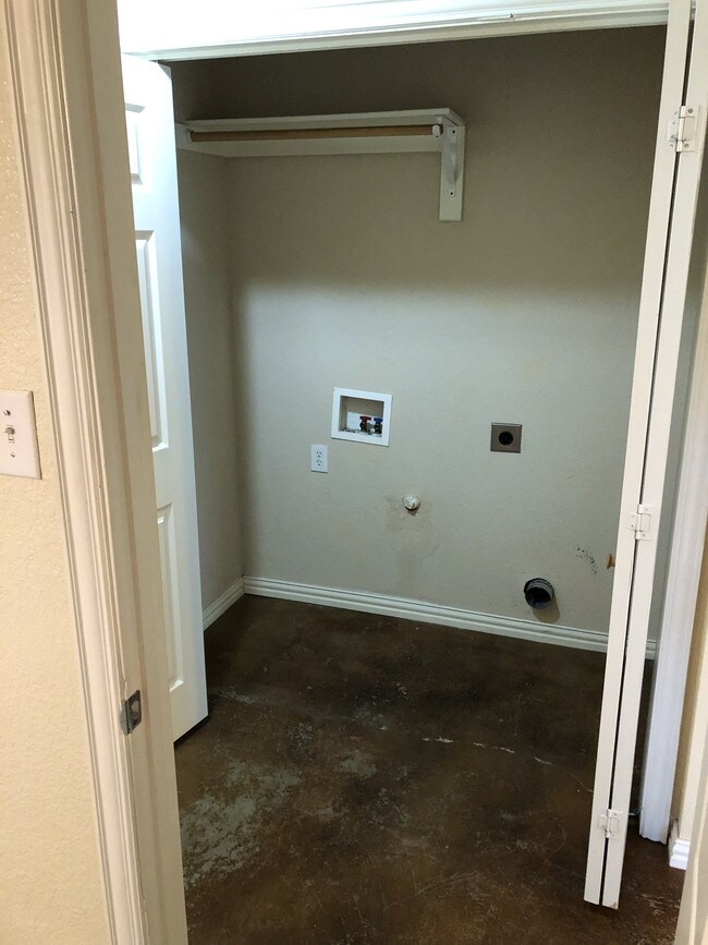 Laundry - 811 Kaufman St