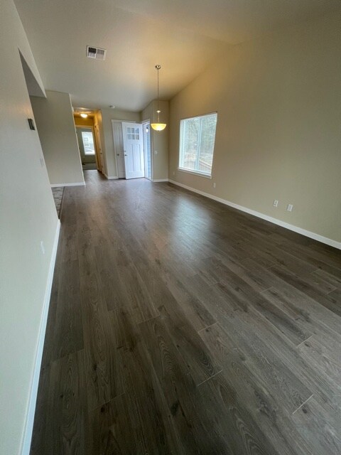 Building Photo - 1005 SW Stoney Creek Ln