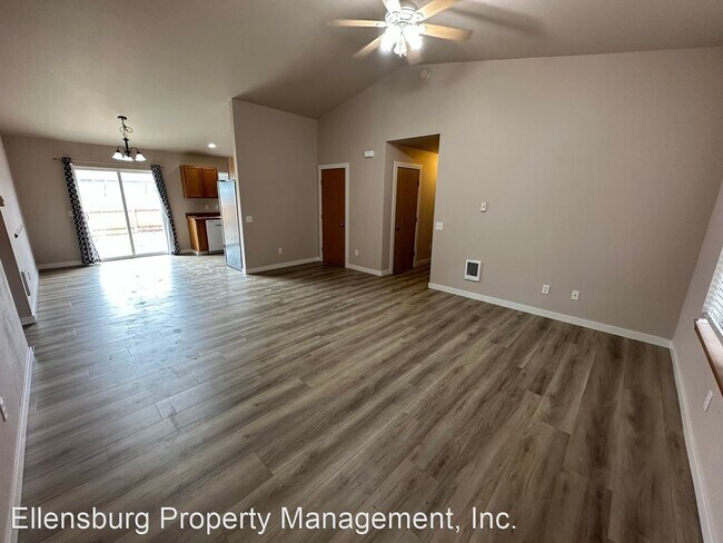 Foto del edificio - 3 br, 2 bath House - 2205 N Cobblefield St