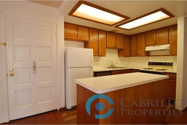 Building Photo - Spacious 2bd/2ba Condo with 2 car garage