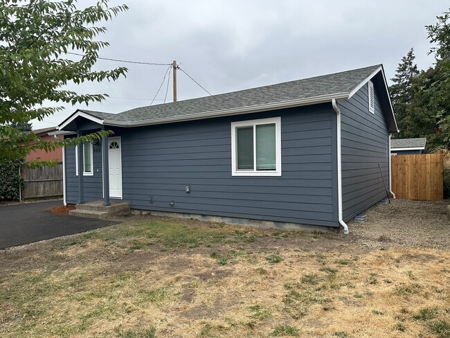 Building Photo - 2 bedroom, 1 bath house in Springfield!