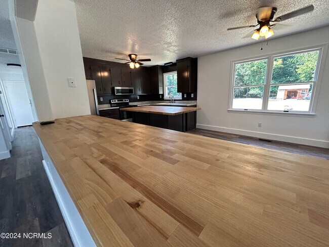 Building Photo - 1005 Meadow Dr