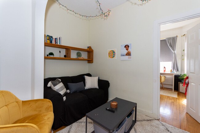 Foto del edificio - 9/1 Sunny top floor 2BR with balcony near Packard's Corner!