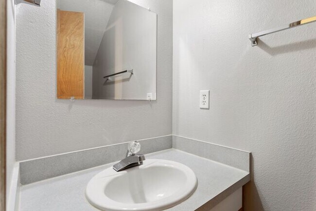 Foto del edificio - Large 2 bed 1.5bath townhouse with Garage! 1 Month Free on a 13 month lease!