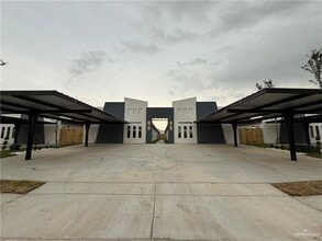 Building Photo - 1301 S Woodland Dr