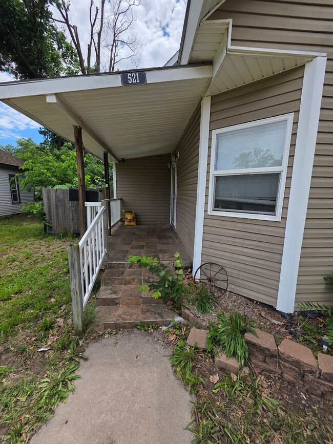 Building Photo - 521 E 7TH AVE