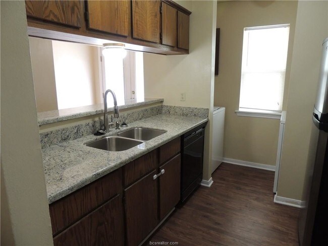 Building Photo - 1811 Woodsman Dr