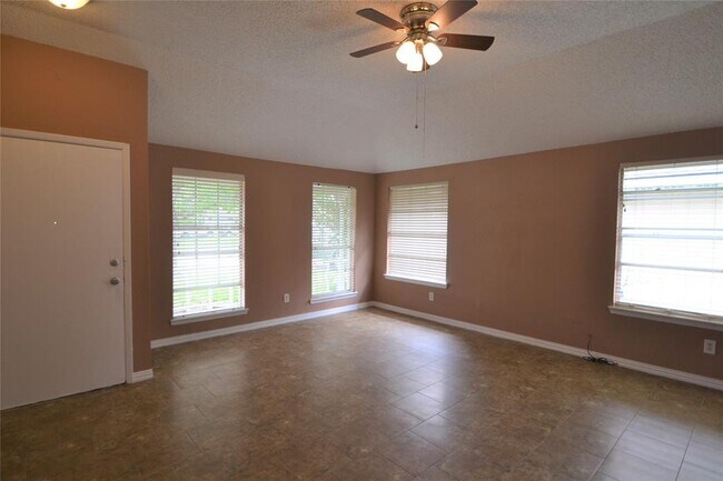 Foto del edificio - 23251 Tree House Ln