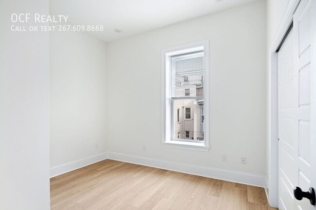 Building Photo - Modern Renovated Fairmount Two Bedroom Apa...