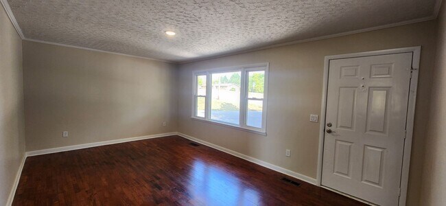 Building Photo - Right in the heart of Crossville *Complete...