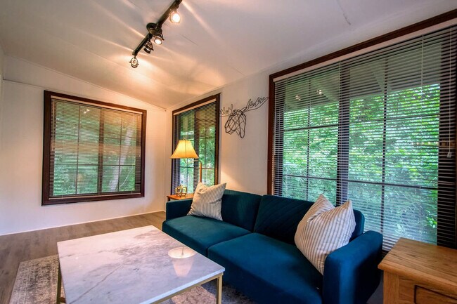 Foto del edificio - 340 W Huckleberry Rd