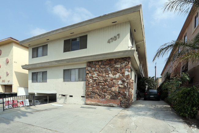 Building Photo - 4707 Beverly Blvd