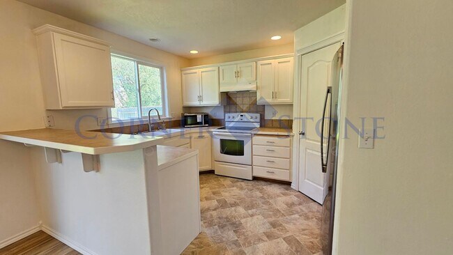 Building Photo - MOVE IN TODAY! Spacious Home In Caldwell!