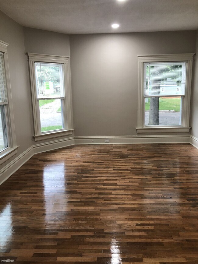 Building Photo - 3 br, 1.5 bath Duplex - 109 North Berrien ...