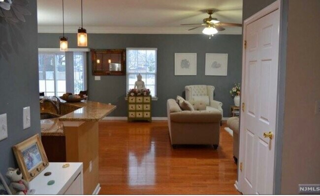 Building Photo - 457 Teneyke Pl