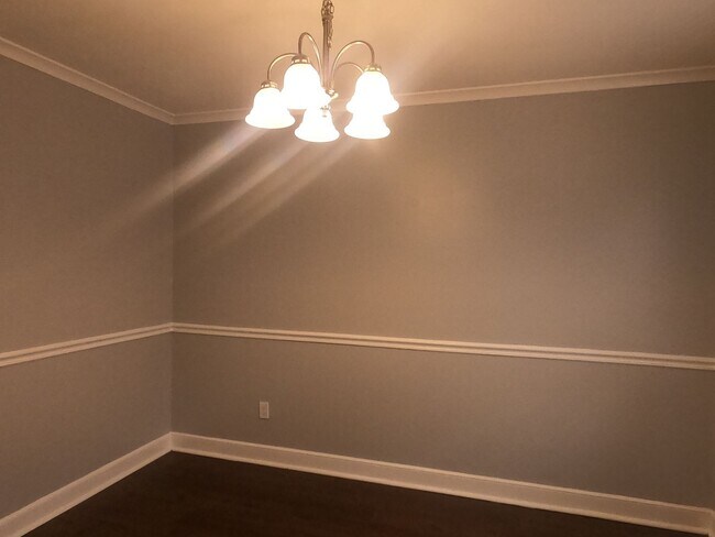 Building Photo - Newly Renovated Home in Parkway Village