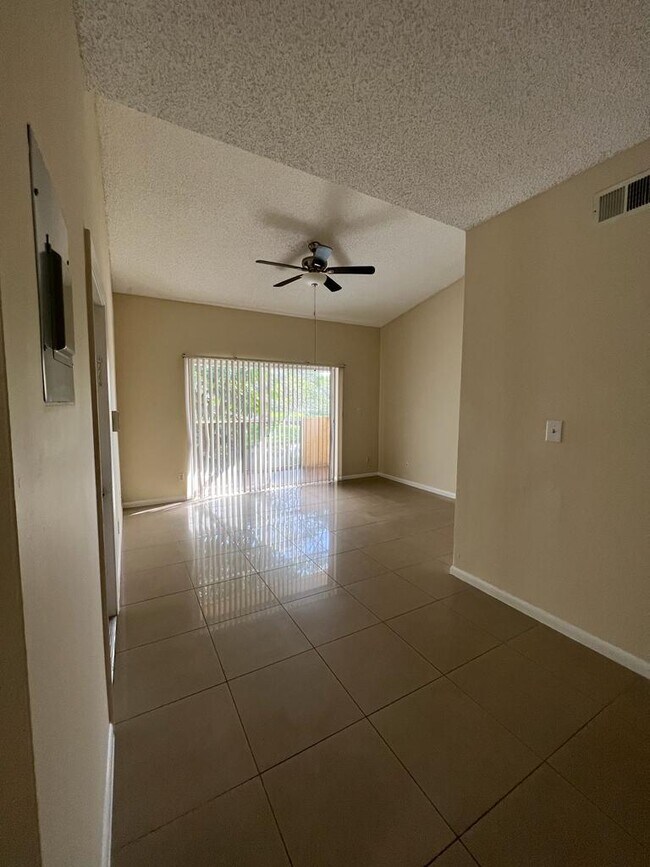 Foto del edificio - 611 Cypress Lake Blvd